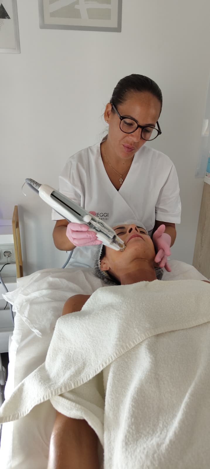 Carmen Palacios realizando un tratamiento facial en el centro