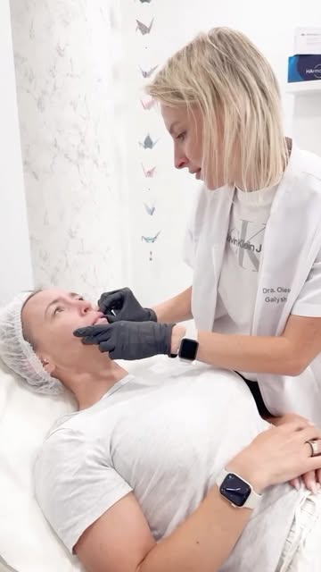 Dra. Olesya Galysheva durante una valoración de medicina estética
