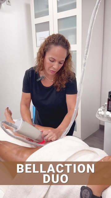 Carmen realizando un tratamiento corporal Bellaction Duo